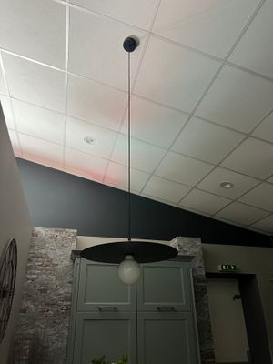 une lampe suspendue au plafond de la pièce