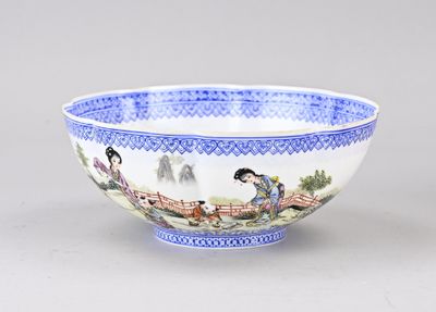 Bol en porcelaine chinoise bleue et blanche représentant des personnages dans un paysage