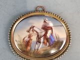 une photo d'une photo représentant un homme à cheval et un chien