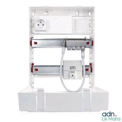 une photo d'un appareil électrique blanc muni d'un cordon d'alimentation