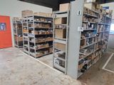 de nombreuses étagères chargées de cartons dans un entrepôt