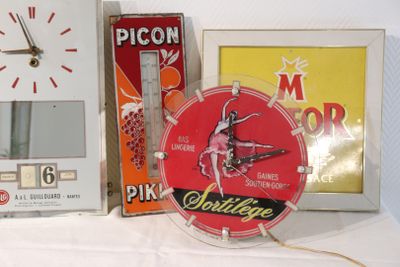 a clock that is sitting on a table next to other items