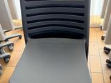une chaise en plastique sur laquelle est accrochée une étiquette de prix