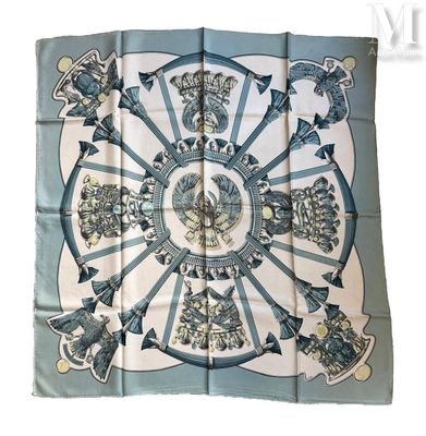 foulard en soie orné d'un motif bleu et blanc représentant une roue de la fortune