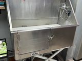 une table de travail en acier inoxydable équipée d'un évier