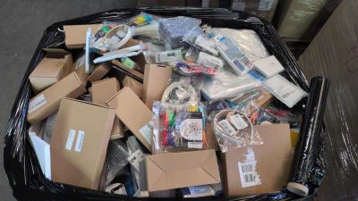 une poubelle noire remplie de cartons et d'autres objets