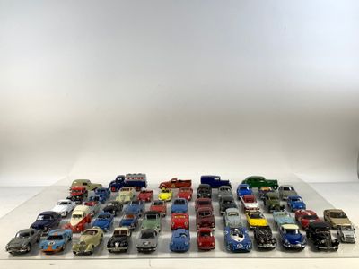 un grand nombre de petites voitures sur une table