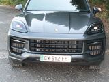 une Porsche Cayenne noire garée sur le bord de la route