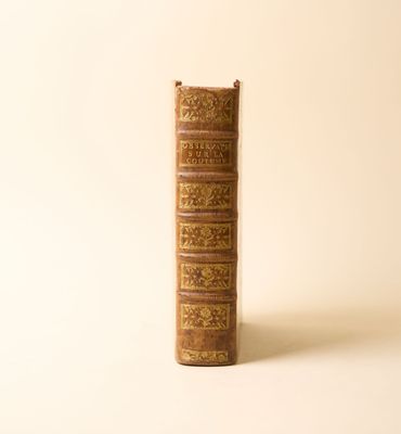 un vieux livre posé sur une table