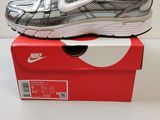 La Nike Air Max se trouve dans une boîte posée sur une table