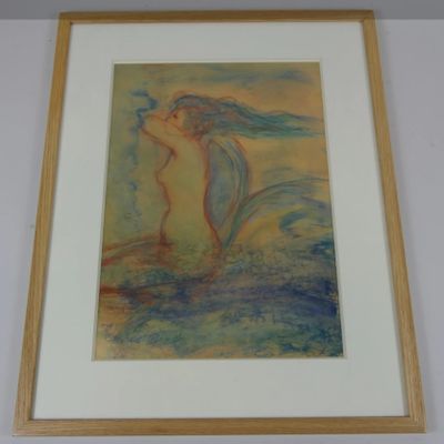 tableau représentant une femme aux cheveux longs, dans un cadre en bois accroché au mur