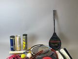 tout un tas de raquettes de tennis posées sur la table