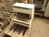 une machine posée sur une palette dans un entrepôt