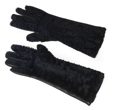 une paire de gants noirs sur fond blanc