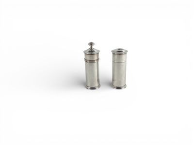 CHRISTOFLE Salière et poivrier en métal argenté de forme tub… - Photo 1