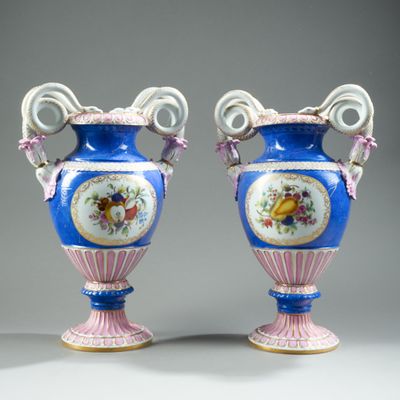 paire de vases bleus et blancs à motifs floraux