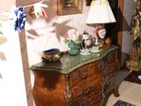 une table, une lampe et un tapis dans une pièce