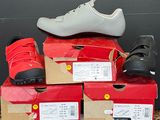 plusieurs paires de chaussures sont empilées les unes sur les autres