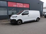 La camionnette blanche est garée devant l'Hôtel des Ventes.
