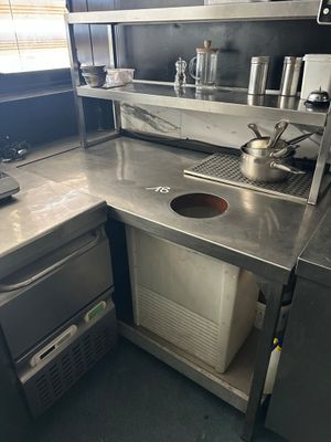 une cuisine équipée d'un évier, d'une cuisinière et d'un lave-vaisselle