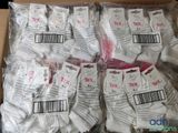Plusieurs paires de chaussettes sont emballées dans des sacs en plastique sur une table