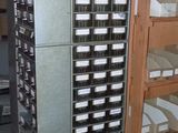 une étagère métallique contenant de nombreux plateaux de nourriture