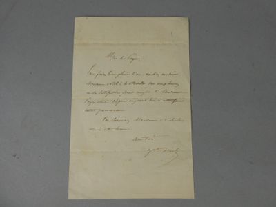 un gros plan d'un morceau de papier sur lequel on a écrit