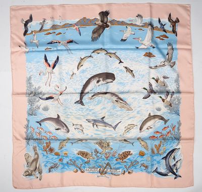 une photo d'une écharpe sur laquelle figurent des dauphins et des mouettes
