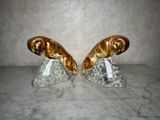une paire de statues posées sur une table