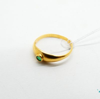 une bague en or sertie d'une pierre verte