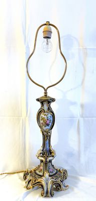 # Pied de lampe en porcelaine à décor rocaille bleu nuit et …