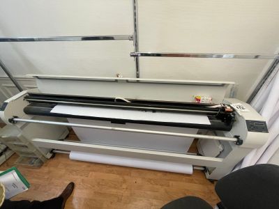 une machine posée sur le sol d'une pièce