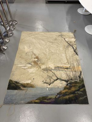 un tapis sur lequel est représenté un fleuve et des arbres