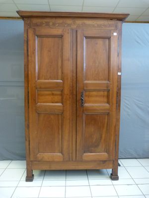 Armoire ancienne en noyer ouvrant par deux portes, moulurée,…