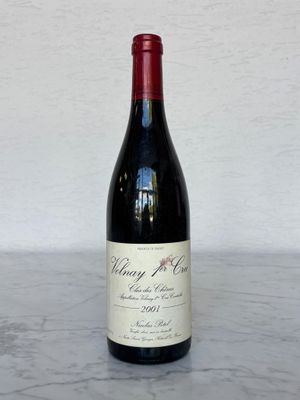 une bouteille de vin posée sur une table
