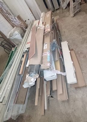 un tas de bois posé par terre