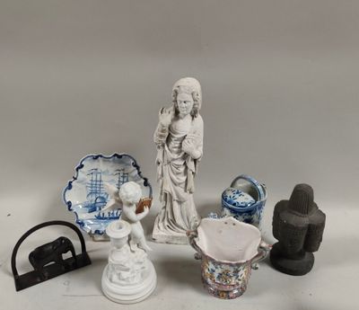 un grand nombre d'objets posés sur une table