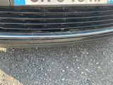 un gros plan du pare-chocs avant d'une voiture