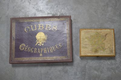 une plaque accrochée au mur, à côté d'un paquet de cigarettes