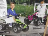 une boîte sur laquelle figure l'image d'un enfant au guidon d'un quad