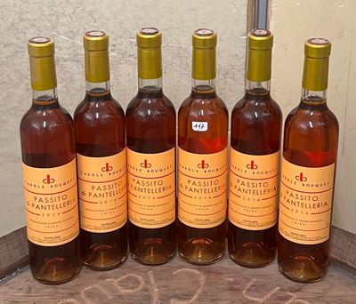 six bouteilles de vin posées les unes à côté des autres sur un tonneau