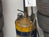 une pile de pneus empilés à côté d'un bidon d'essence