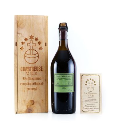 une bouteille de vin devant une caisse en bois