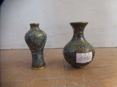 Chine Deux petits vases en émaux cloisonnés sur cuivre H 8 c…