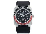 un gros plan d'une montre noire et rouge sur fond blanc