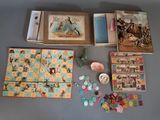 un jeu de société posé sur une table, à côté d'autres objets