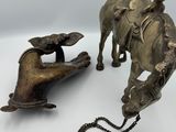 une statue représentant un éléphant et un chien en laisse