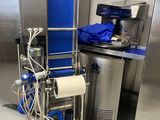 une machine placée au milieu d'une pièce
