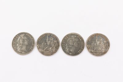 trois pièces d'argent, dont l'une représente le portrait d'un homme et l'autre celui d'une femme