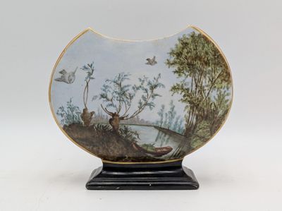 un vase orné d'une peinture, posé sur un socle